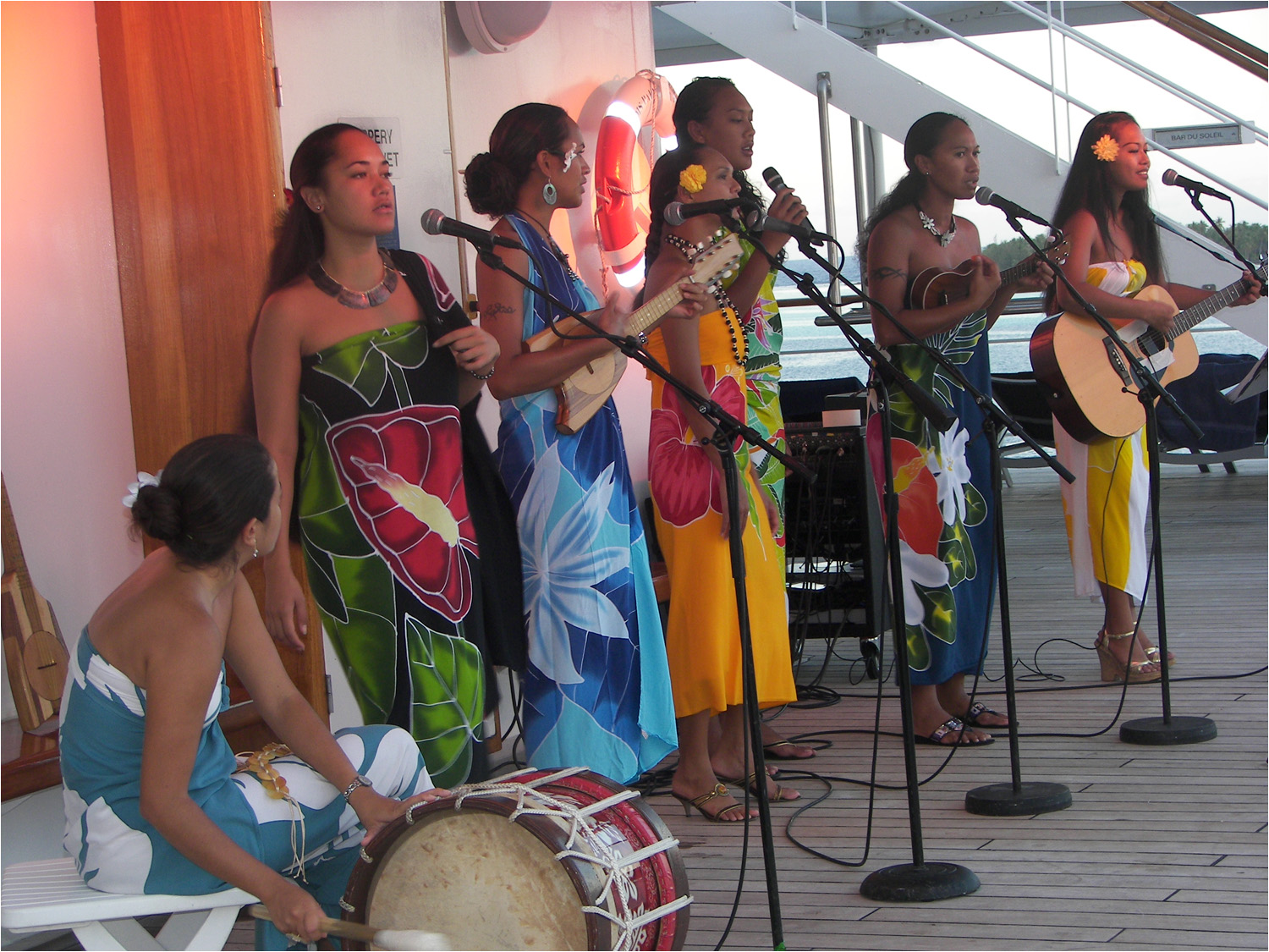 Some entertainment from the Le Guagines Monday evening by the pool.