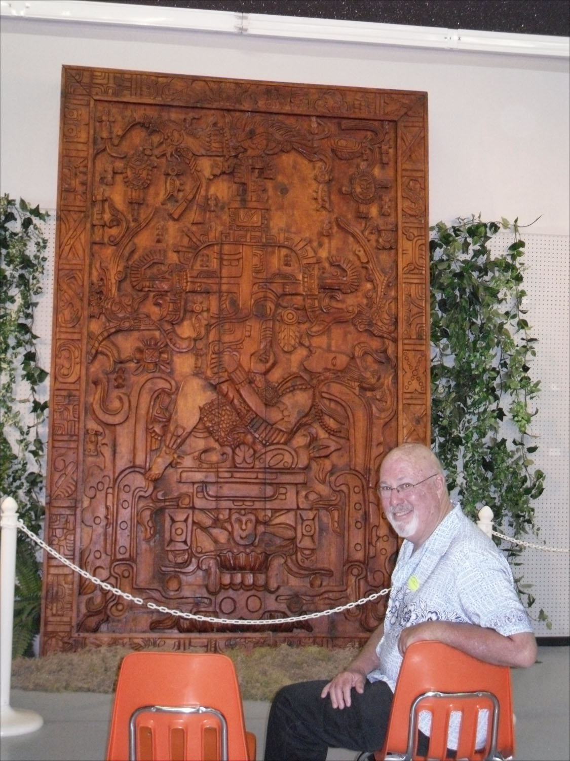 Roswell, NM-UFO museum-Dad in front of Aztec wood carving