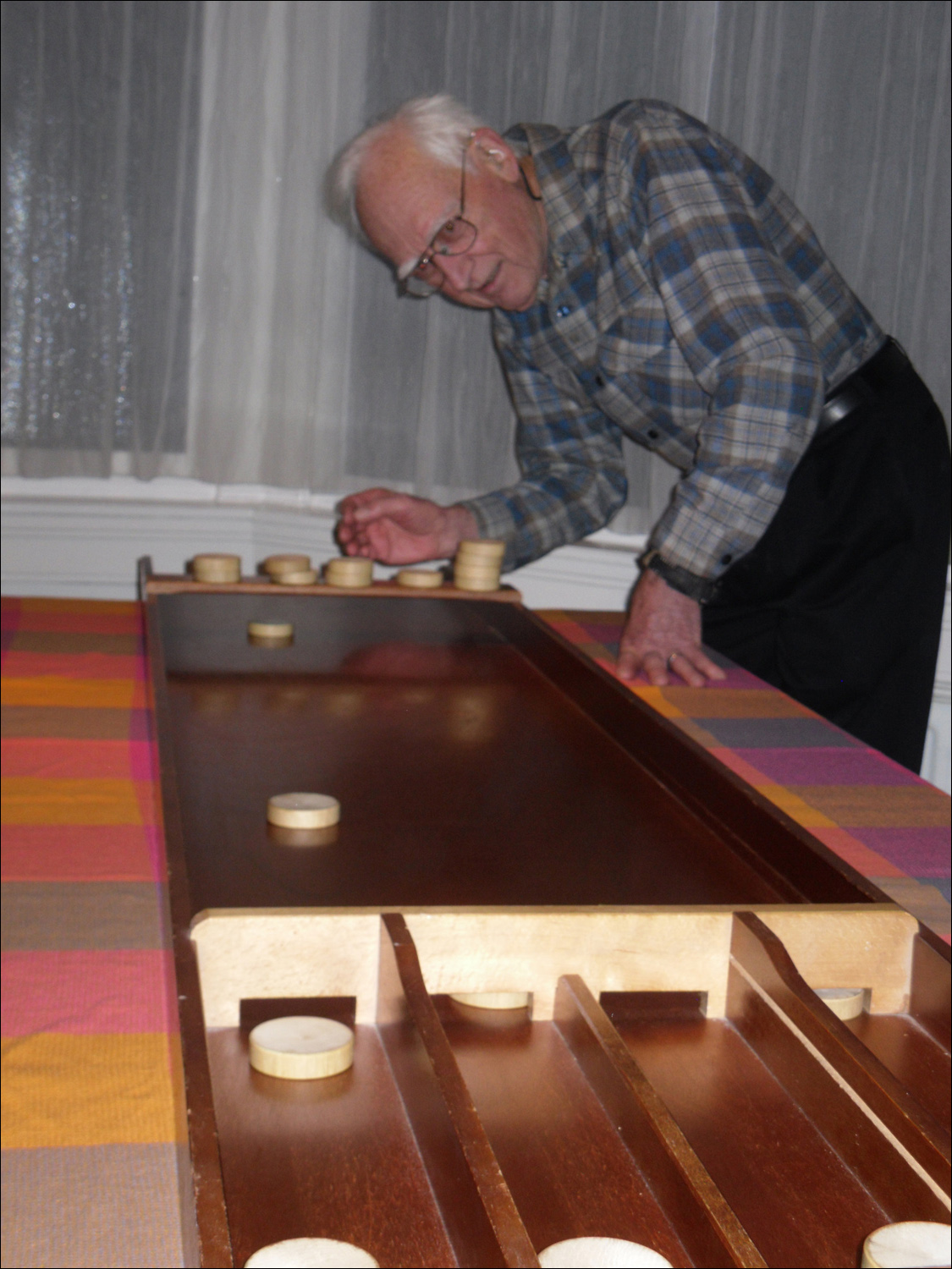 Dutch dinner and game night at home of Martijn and Joseba-Dad takes his turn at sjoelen